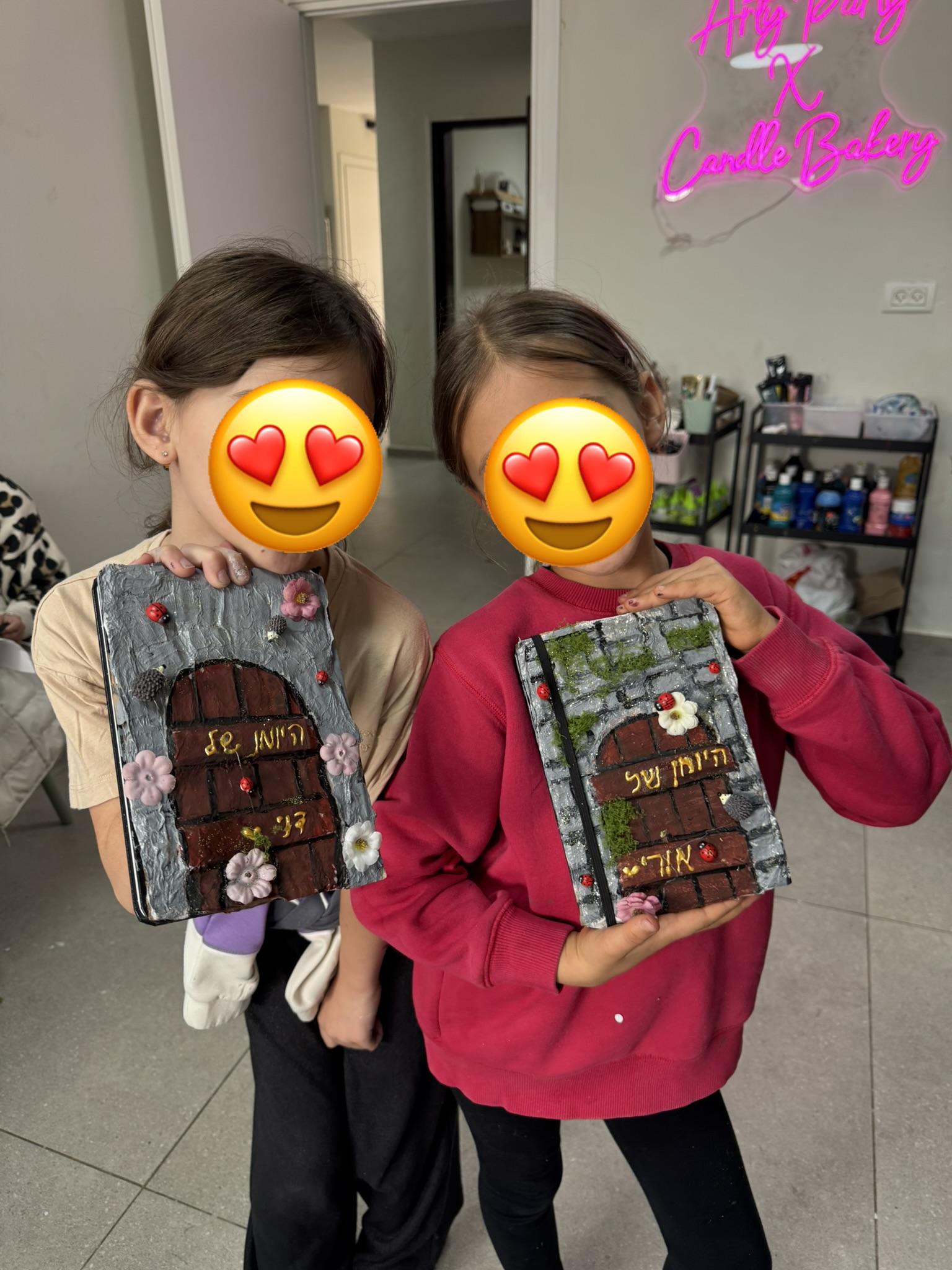 קבוצת בנות יושבות בסטודיו של ArtyParty ויוצרות קופסאות מעוצבות